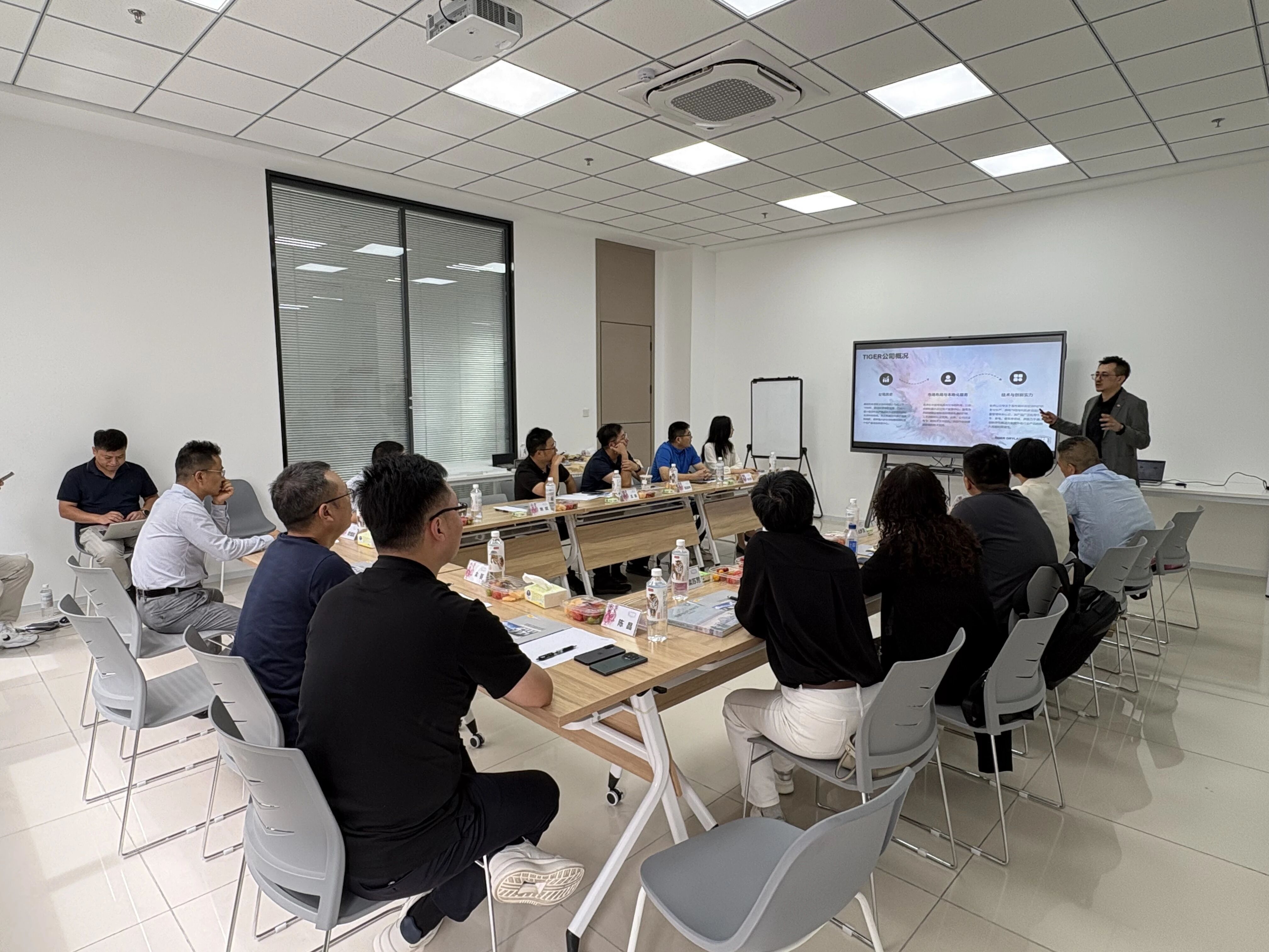 【协会动态】协会组织会员单位到老虎表面技术新材料（四川）有限公司进行考察交流